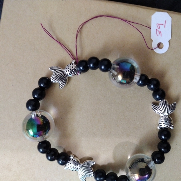 Artemis's Gems custom-made beaded bracelet with metal fish and bubble beads - Picture 2 of 4